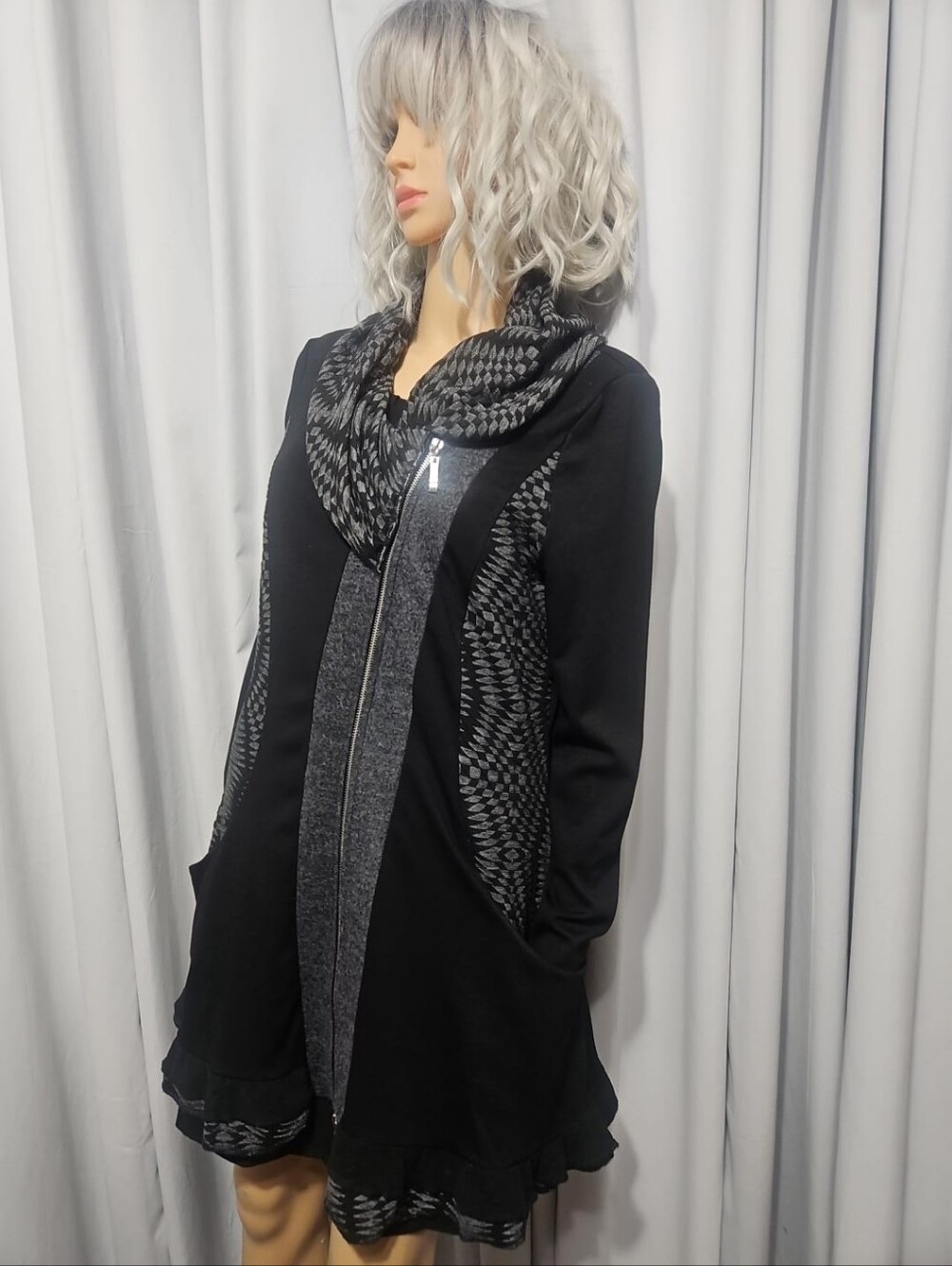 The Pyramid Collection Black Gray Boho Asymmetrical Zip Tunic Cardigan M